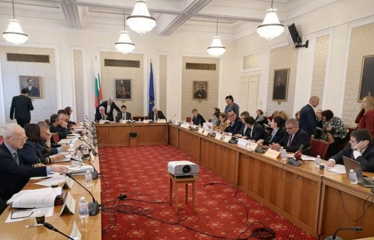 Финансовата комисия отложи с 24 часа гласуването на второ четене